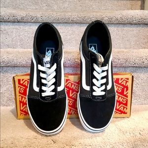 5.5 M Black and White Vans